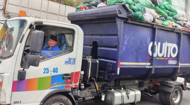 Lorena Velasco tiene 45 años. Ahora cubre rutas en el Centro de Quito. Foto: cortesía de Emaseo