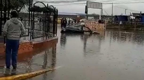 En redes sociales circularon imágenes de cómo se acumuló el agua en La Ofelia, en Quito. Foto: captura