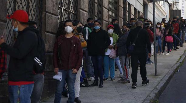 En la Briceño y Gran Colombia, en el centro de Quito, se acumularon los usuarios del Registro Civil. Foto: Diego Pallero / ÚN