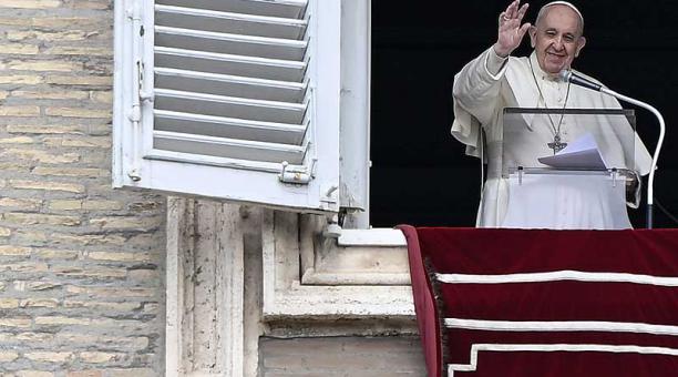 El Pontífice argentino saluda desde su ventana que da a la plaza de San Pedro, en el Vaticano. Foto: EFE