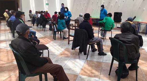 Técnicos ofrecen talleres a las personas sin hogar. Foto: cortesía