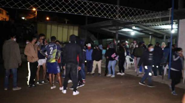 En una cancha, en Cochapamba encontraron a personas aglomeradas. Foto: cortesía AMC