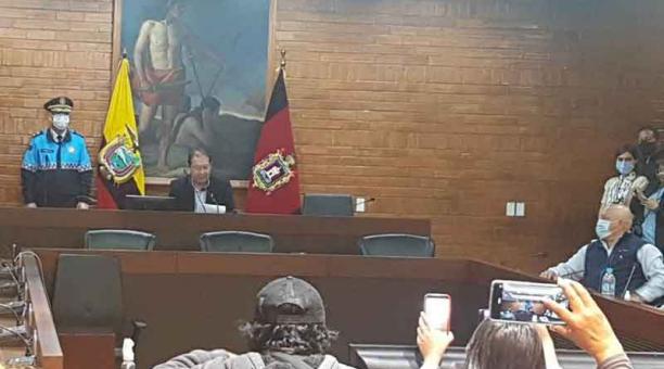 Santiago Guarderas, firmando una resolución en el Concejo. Foto: Twitter concejal Juan Lucero