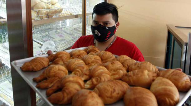 El pan popular cuesta 12 centavos. Ese precio se fijó hace 10 años. Foto: Patricio Terán / ÚN