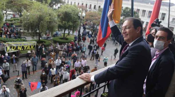 Desde el balcón del Palacio Municipal, Santiago Guarderas saludó a quienes se encontraban en la Plaza Grande. Foto: Diego Pallero / ÚN