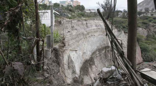 Parte de una edificación cayó al río hace poco, por el retroceso del talud. Foto: Galo Paguay / ÚN