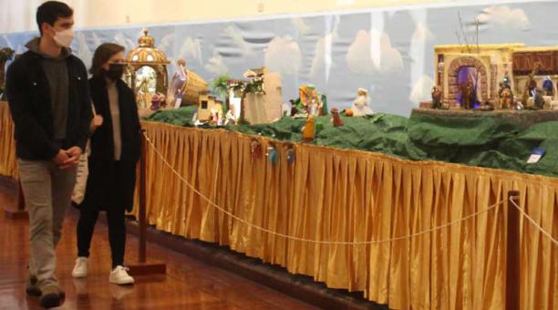 Los pesebres están colocados en una sala del Museo Franciscano. Muchas de las representaciones fueron iluminadas y decoradas con musgos. Foto: Julio Estrella / ÚN
