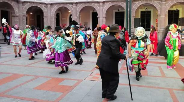 En La Tola (Centro) se realizó un baile en el que participaron varios vecinos. Foto: Cortesía