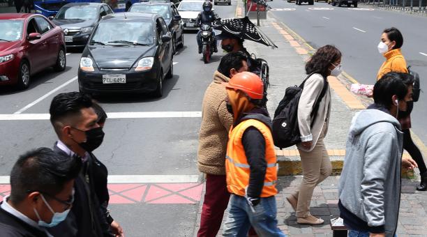 El uso de la mascarilla y el distanciamiento sugerido se mantienen en toda la ciudad. Foto: Diego Pallero / ÚN