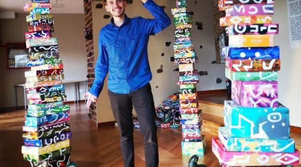 Martín Córdova pintó 333 cajas recicladas con colores muy llamativos. Foto: cortesía