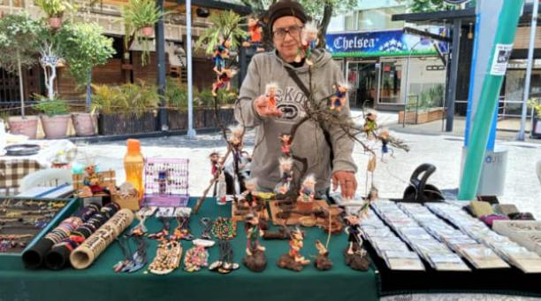 Jesús Andrade elabora 12 tipos de duendes también vende pulseras. Foto: cortesía