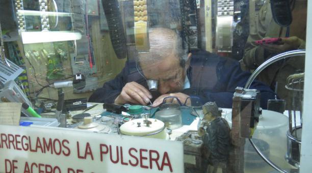 Marco León tiene una relojería en el Centro Histórico de Quito desde hace 36 años. Foto: cortesía
