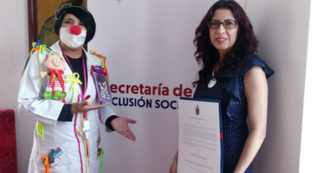 Izquierda, Paulina Basantes, fundadora del colectivo Clowns Hospitalarios Zapatitos de Colores. Derecha, María del Pilar Jaramillo, ganadora del premio Manuela Espejo 2022. Foto: redes sociales