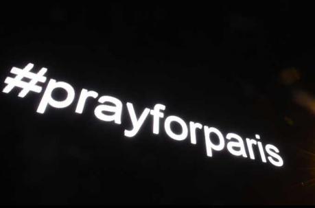 Tras los atentados en Francia se activó el hashtag recen por París. #prayforparis. Foto: AFP