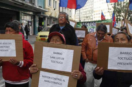 La marcha se dirigió hacia el Ministerio del Interior para entregar un manifiesto por la seguridad en los barrios. Foto: Galo Paguay / ÚN