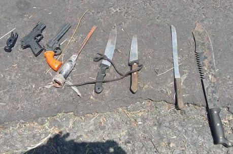 Pistolas, cuchillos y tijeras fueron encontradas en las covachas.