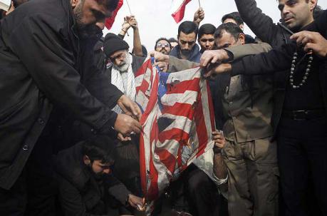 Miles de personas salieron a las calles tras conocer la muerte del general iraní Qasem Soleimani. Foto: EFE