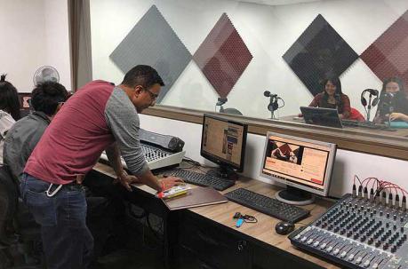 Las radios de la Casa de la Cultura están estrenando casa junto al Teatro Prometeo. Foto: Ana Guerrero / ÚN