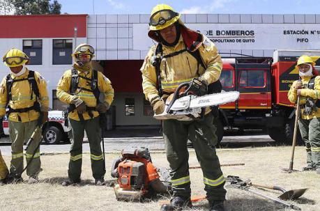 En Quito hay 60 bomberos especializados en incendios forestales. Foto: Diego Pallero / ÚN
