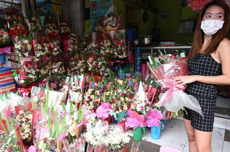 La venta de flores ha caído a la mitad respecto del año pasado, en parte porque los clientes tienen miedo del contagio durante el envío. Foto: AFP