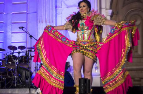 La candidata Daniela Simon  luce un traje que representa a una cholita. Foto: Cortesía Municipio de Latacunga