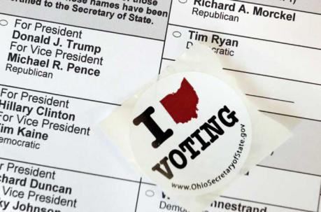 Vista de una papeleta sin rellenar, con una pegatina encima en la que se lee "I love voting" ("amo votar"), en un colegio electoral durante la jornada de elecciones en Estados Unidos. Foto: EFE