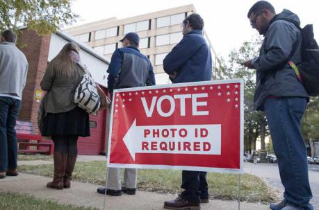 Unos ciudadanos estadounidenses esperan para votar en un colegio electoral durante la jornada de elecciones presidenciales en Estados Unidos, en Arlington (Virginia, EE.UU.) hoy, 8 de noviembre de 2016. Foto: EFE