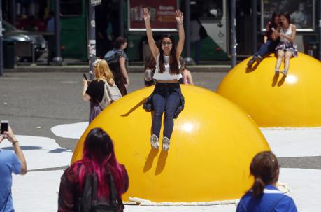 Una docena de huevos fritos gigantes invadieron artísticamente el centro de Santiago de Chile. Foto: EFE