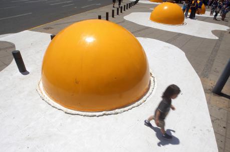 Una docena de huevos fritos gigantes invadieron artísticamente el centro de Santiago de Chile. Foto: EFE