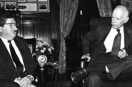 Sixto Durán Ballén, presidente de la República y Carlos Cevallos Orozco, ex director del IESS en el año 1993. Foto: Archivo Histórico ÚN