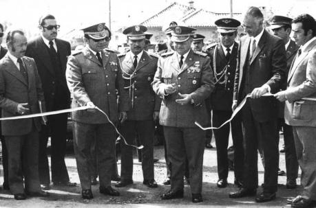 Sixto Durán Ballén junto a  Guillermo Rodríguez Lara en la inauguración de la vía a la Cima de la Libertad en 1974. Foto: Archivo Histórico / ÚN