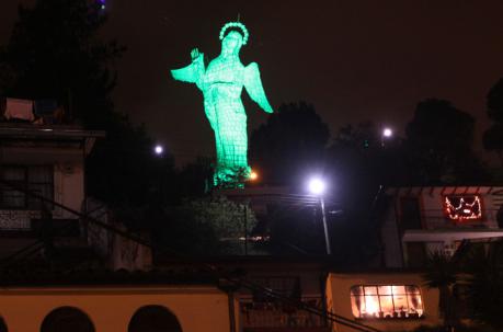La Virgen del Panecillos cambio de color en honor a los fallecidos del equipo Brasileño en el accidente de avion en Colombia. Foto: Eduardo Terán  / ÚN