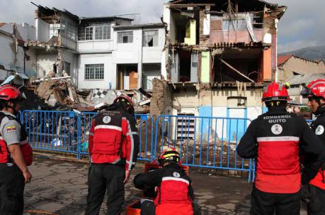 El Cuerpo de Bombos trabaja en análisis de la situación actual de la vivienda que se desplomó en San Blas. Foto: Eduardo Terán / ÚN