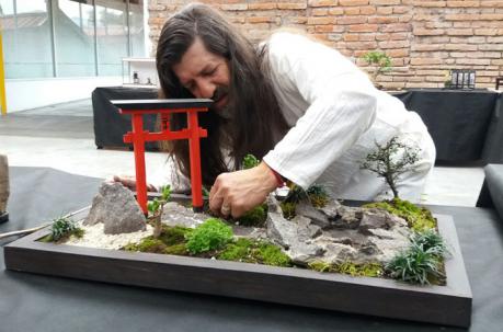 Delgado cuida una composición denominada Jardín japonés. Foto: Santiago Ponce / ÚN