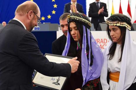 Lamiya Aji Bashar, de 18 años, y Nadia Murad, de 23, recibieron un premio por su lucha por los derechos humanos. Foto: AFP
