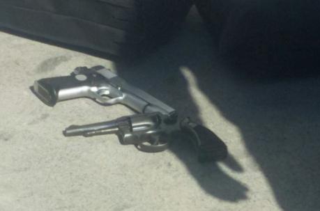 Las armas con las que se intentó el asalto a la agencia bancaria. Foto: Eduardo Terán / ÚN