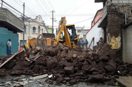 La maquinaria del Municipio se encargó de retirar los escombros de la vivienda. Foto: Cortesía COE-Quito