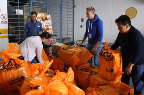 Las toneladas de donaciones para las personas afectadas por los sismos en Esmeraldas fueron enviadas en un camión. Foto: Alfredo Lagla / ÚN