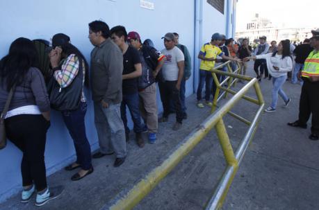 Los aficionados acudieron a la boletería del estadio Olímpico de Riobamba. Foto: Vicente Costales / ÚN
