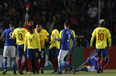 El árbitro central le exhibe la tarjeta roja al jugador William Vargas de Ecuador , por doble amarilla. Foto: Vicente Costales / ÚN