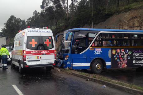 Los organismos de emergencia acudieron al lugar del accidente en Carcelén. Foto: Alfredo Lagla / ÚN