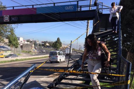 Los moradores del sur de Quito tuvieron problemas para atravesar un puente. Foto: Eduardo Terán / ÚN