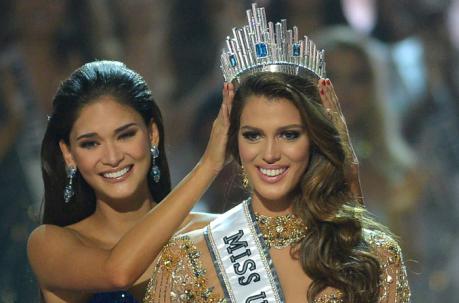 Iris Mittenaere (der.) de Francia es coronada la Miss Universo Pia Wurtzbach de Filipinas. Foto: AFP