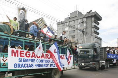La megacaravana del 2008 se la dedicaron a Rodrigo Paz y su trabajo en Liga de Quito. Meses después consiguieron la Copa Libertadores. Foto Archivo