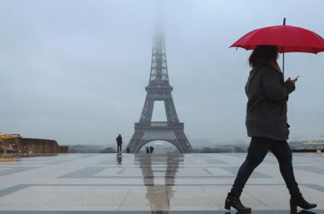 La torre Eiffel en una mañana parisina con neblina. Foto: AFP