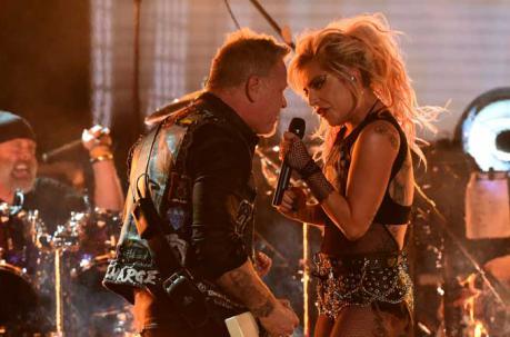 Lady Gaga y la legendaria banda metal Metallica en la gala de los Premios Grammy. Foto: AFP