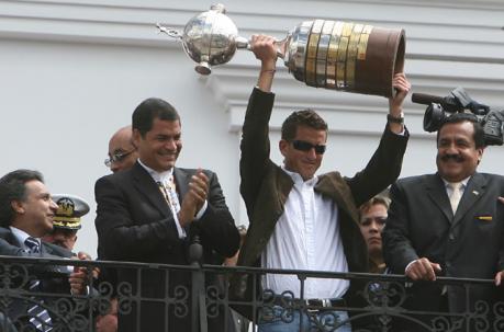 Rafael Correa (2do a la izq.) junto a Patricio Urrutia (centro) durante un homenaje en el 2008 en el Palacio de Carondelet. Foto: Archivo