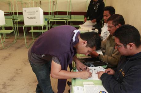 Los miembros de la JRV deberán revisar que el elector conste en el padrón electoral mediante la cédula de ciudadanía. Foto: Referencial
