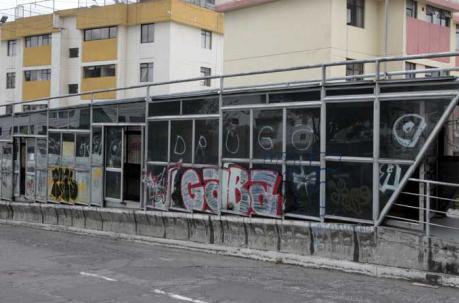 Abandono, grafitis y basura en paradas del Corredor Central Norte. Foto: Patricio Terán / ÚN