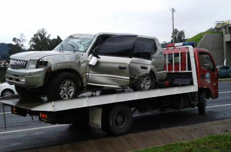 El automóvil se accidentó en la Ruta Viva. Foto: Cortesía / COE Metropolitano